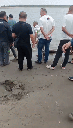 湖北长江边：男子钓起两条大青鱼，转眼被渔政带走，网友：抓得好
