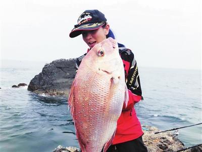 飒！青岛有位矶钓女达人：礁石上矶钓 她是技术派