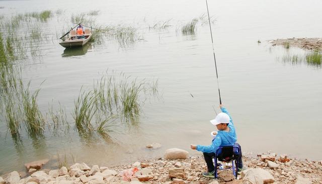 夏季天热，鲤鱼“狡猾”难钓？试试这4招，别不信，大鲤鱼照样上